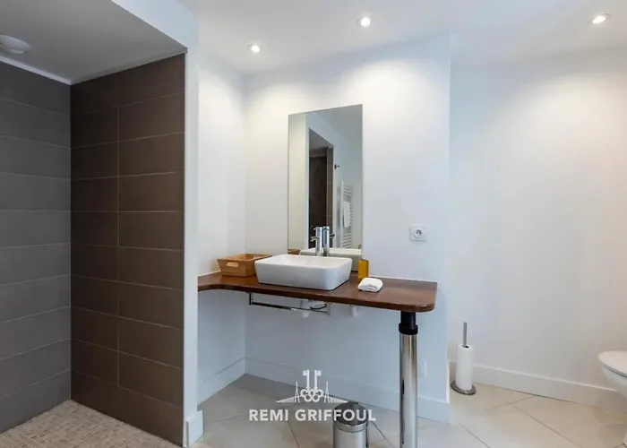 The Duplex Varin Beautiful & Garden 4 People 아파트