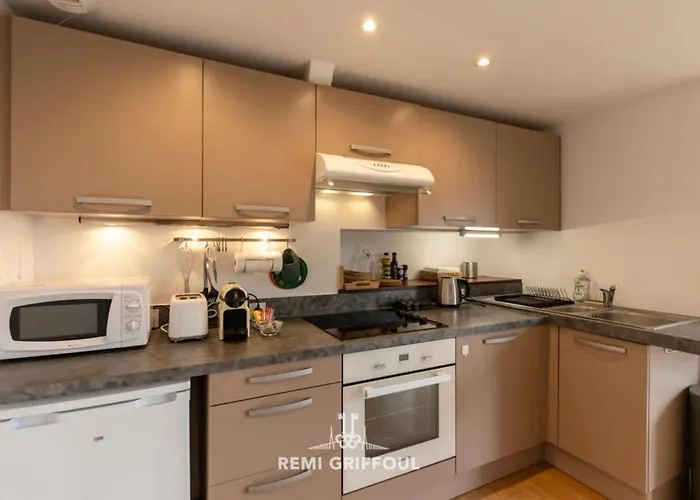 The Duplex Varin Beautiful & Garden 4 People 아파트 *